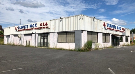 Proche grands axes et belle visibilité 830m² : Photo