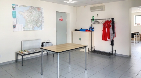 Bâtiment professionnel avec atelier et bureaux 300m² : Photo