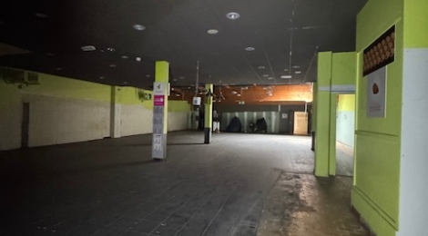 Local commercial 1500m² : Photo