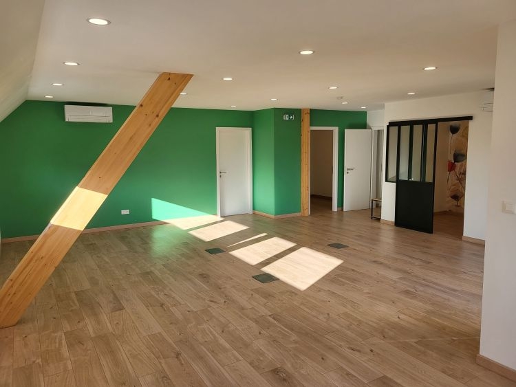 Local d'activité de 200 m² à louer (atelier/stockage + bureaux) : Photo 1