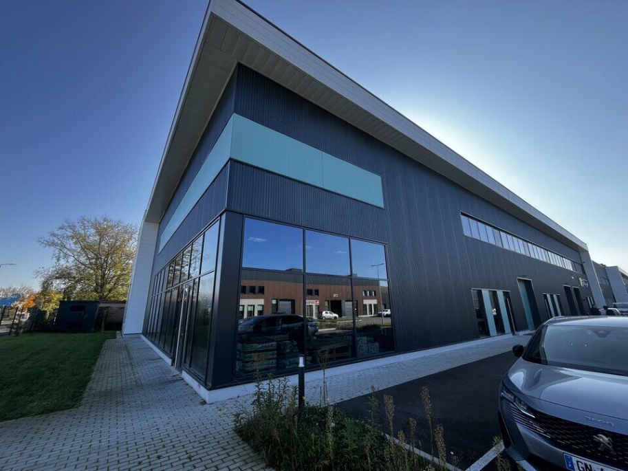 LOCAL D'ACTIVITE AVEC VITRINES à LOUER : Photo 1