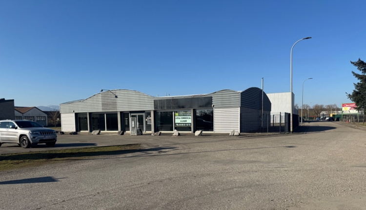 LOCAUX COMMERCIAUX à VENDRE (ou à louer) : Photo 1
