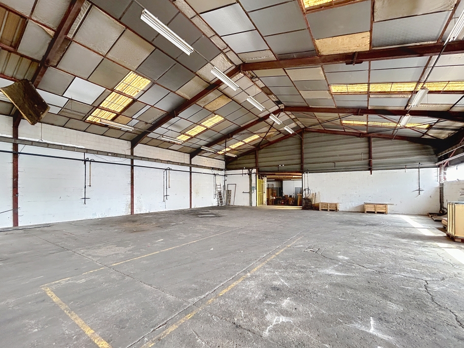 Bâtiment industriel artisanal ou stockage 700m² : Photo 1