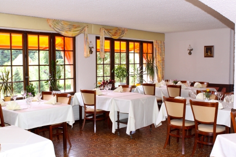 Ensemble immobilier comprenant un restaurant de plus de 300m² et un appartement 5 pièces en duplex, sur 16 ares de terrain. : Photo 2