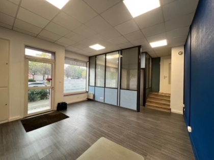 Local professionnel / commercial de 89 m² à louer : Photo 2