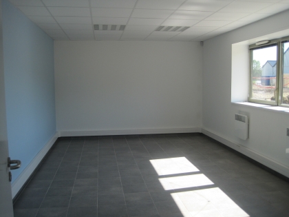 Parc d'activités du VAL DE VENCE - ACTIVENCE - 364 m² dont 305 m² d'atelier et 25 m² de bureau : Photo 3