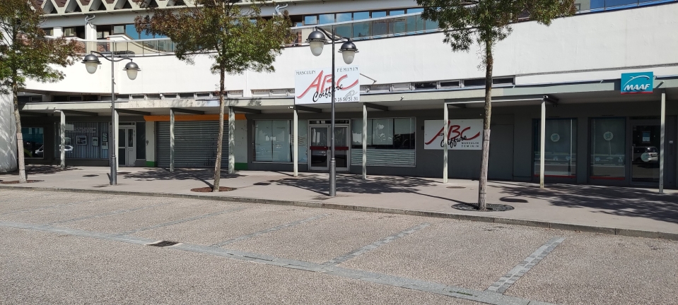 LOCATION - LOCAL COMMERCIAL 117 M² HYPER CENTRE : Photo 1